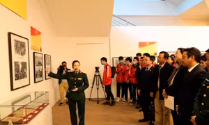 Hàng trăm tài liệu trưng bày tại triển lãm 'Đảng ta thật là vĩ đại'