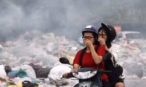 'Núi rác' dài hàng trăm mét bốc mùi hôi thối tại đường Tân Triều (Hà Nội)