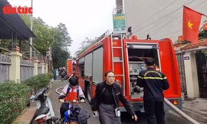 Cháy kho chứa đồ và bãi xe trường THCS Minh Khai