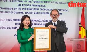 Trao Huân chương Công trạng của Cộng hòa Italia cho Cục trưởng Cục Hợp tác quốc tế