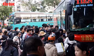 Bến xe Hà Nội đông nghịt khách trước kỳ nghỉ Tết Dương lịch
