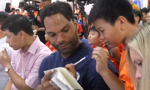 Hàng trăm em nhỏ làng trẻ SOS giao lưu cùng danh thủ Lescott