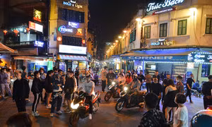 Hàng quán Hà Nội nhộn nhịp trong ngày đầu được mở cửa sau 21 giờ đêm