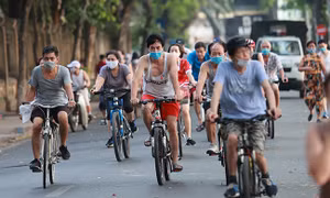 Người dân vẫn đổ ra hồ Gươm tập thể dục, lơ là thực hiện phòng dịch