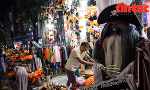 Tràn ngập đồ hóa trang kinh dị dịp Halloween trên phố Hàng Mã