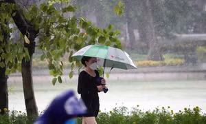 Không khí lạnh đầu mùa, người dân Hà Nội vẫn mặc áo mưa tập thể dục