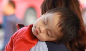 Những đứa trẻ mệt nhoài giữa dòng người trở lại Hà Nội ngày 1/5