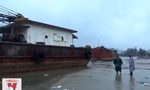 Xà lan trôi dạt gây mất an toàn hàng hải