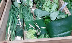 Trào lưu gói hàng hóa bằng lá chuối lan rộng ra Hà Nội