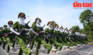 Vượt nắng hè, rèn ý chí, luyện tập diễu binh Kỷ niệm 80 năm Cách mạng Tháng Tám và Quốc khánh 2/9