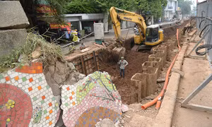 Hà Nội: Phá một đoạn tường gốm sứ là bất khả kháng