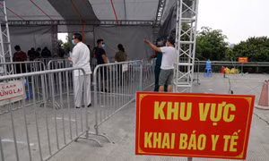 Bí thư thứ Nhất Trung ương Đoàn thăm, tặng quà chốt trực phòng, chống dịch COVID-19