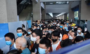 Hà Nội: Người dân chen chúc đi thử tàu điện Cát Linh - Hà Đông, tiềm ẩn nguy cơ dịch bệnh