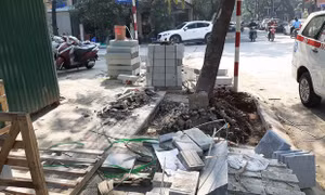 Nhiều tuyến phố Hà Nội đào xới để chuẩn bị lát đá vỉa hè, gây ô nhiễm môi trường