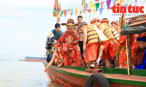 Độc đáo hình ảnh đàn ông mặc 'váy cuốn' rước nước tại Lễ hội đình Chèm
