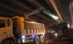 Hà Nội xén dải phân cách để giảm ùn tắc giao thông 