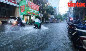 Mưa 'trắng trời' vào buổi trưa, nhiều tuyến phố Hà Nội ngập sâu