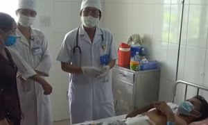 Cứu sống bệnh nhân bị máy cắt cỏ chém thủng bụng
