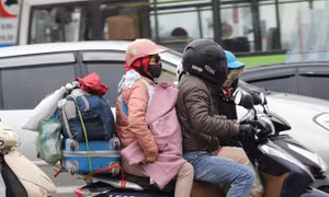 Trời rét đậm, trẻ em được bố mẹ quấn kín mít trở về Thủ đô sau kỳ nghỉ Tết Canh Tý