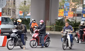 Bất chấp biển cấm, nhiều xe máy 'tạt đầu' ô tô từ đường trên cao đi xuống 