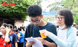 Phụ huynh 'tiếp sức' cho thí sinh trong kỳ thi lớp 10 đầy cam go