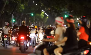 Quanh hồ Hoàn Kiếm đông nghẹt người đi chơi Trung thu, cảnh báo nguy cơ bùng dịch