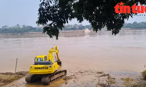 Đang dọn dẹp bến phà, chuẩn bị lắp cầu phao thay thế cầu Phong Châu bị sập