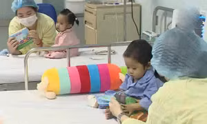 Hai bệnh nhi hồi sinh sau ca ghép gan