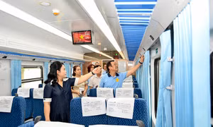 Đoàn tàu du lịch chất lượng cao Hà Nội – Đồng Hới chính thức lăn bánh