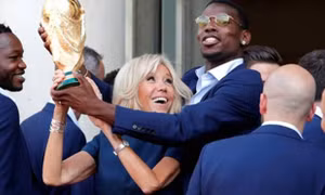 Pogba bắt nhịp hát vang bài ca tôn vinh Kante, Tổng thống Pháp nhảy Dab cực điệu nghệ