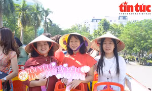 Phụ nữ trong trang phục áo dài thưởng lãm phố phường Hà Nội trên xe buýt 2 tầng