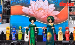 Nữ chiến sĩ Công an nhân dân thướt tha trong tà áo dài truyền thống