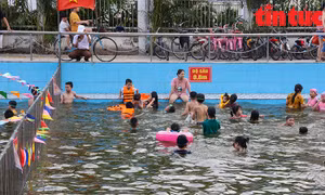 Biến ao tù thành bể bơi miễn phí cho trẻ em 'giải nhiệt' mùa nắng nóng