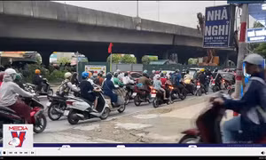 Những ‘lô cốt’ án ngữ giữa con đường đông đúc nhất Thủ đô