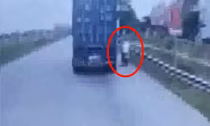 Suýt mất mạng vì cố tình vượt container