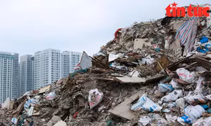 ‘Núi rác thải xây dựng’ khổng lồ giữa Thủ đô
