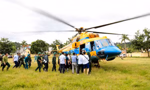 Bộ Quốc phòng điều trực thăng Mi-171 vận chuyển hàng cứu trợ khẩn cấp tới Điện Biên