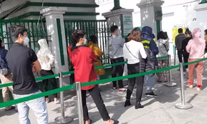 Người dân kiên trì xếp hàng xét nghiệm COVID-19 trước Tết Nhâm Dần