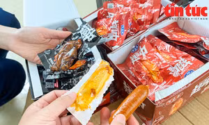 Thu giữ hàng nghìn cánh gà ăn liền và xúc xích không rõ nguồn gốc