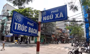 Người dân khu phố Trúc Bạch trong ngày đầu hết cách ly