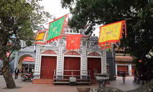 Người đến Phủ Tây Hồ cầu an đông kín, Ban quản lý di tích phải đóng cửa để chống dịch 