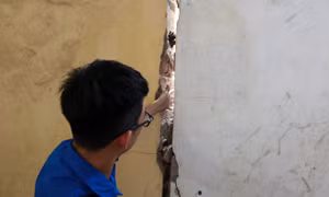 Học sinh trường THPT Trương Định vừa học vừa sợ vữa rơi, tường đổ