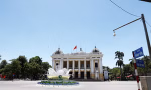 Hà Nội nắng gắt đỉnh điểm, đường phố vắng ngắt