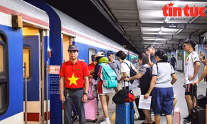 Nhiều người dân lựa chọn đường sắt đi du lịch, về quê dịp nghỉ lễ Quốc khánh 2/9/2024 