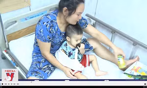 Kỳ diệu của y học, nối lại bàn tay cho cậu bé 21 tháng tuổi