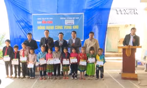 Trao học bổng cho học sinh vùng khó Lai Châu