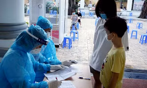 Lấy mẫu xét nghiệm COVID-19 những người trở về từ TP Hồ Chí Minh