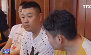 Bàn giao tang vật làm giả thẻ ngân hàng và đánh bạc trên mạng của nhóm đối tượng người Trung Quốc