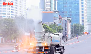 'Pháo xa sương mù' lăn bánh trên phố Hà Nội