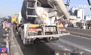 Xe bồn xô đổ hàng chục mét dải phân cách, ùn tắc kéo giờ cao điểm